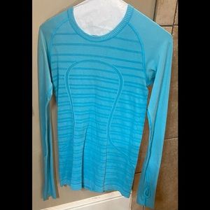 Blue swiftly tech lululemon tee Sz 6 EUC